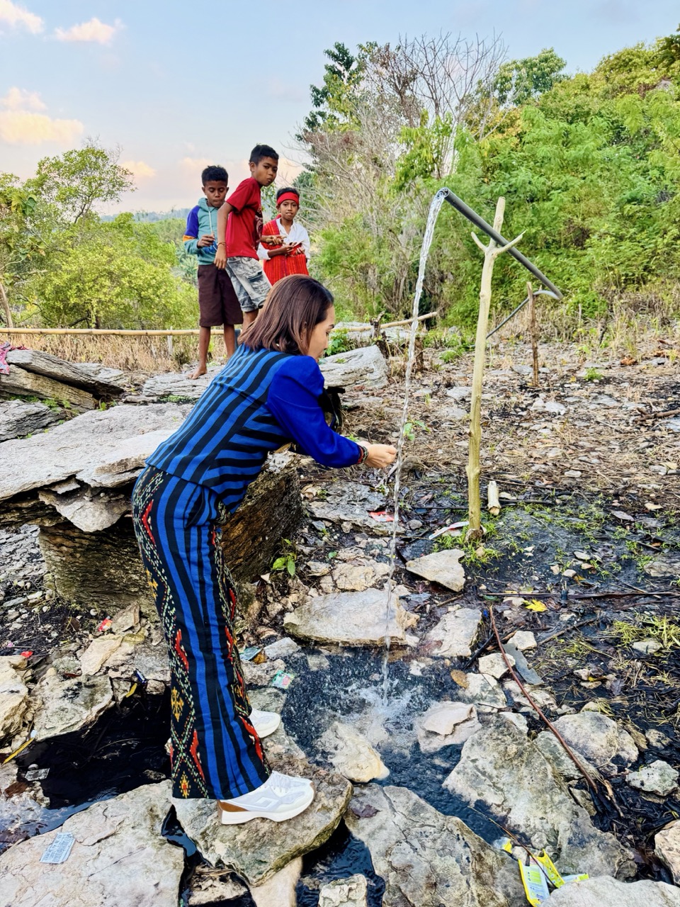 Dříve hledali vodu, dnes je voda blízko: Nadace Satu Hati Charity přinesla radost obyvatelům Kalaki Bola